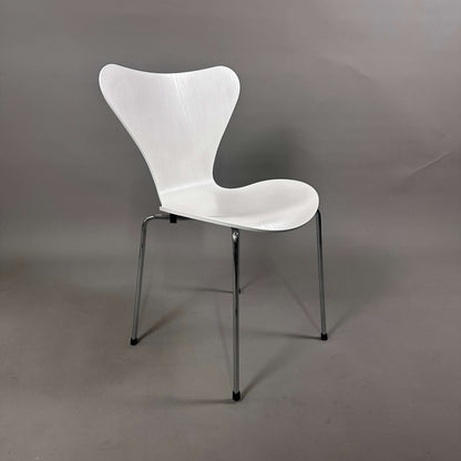 Fritz Hansen Serie 7 Stapelstuhl mit weiß lasierter Holzsitzschale und Chromgestell, neuwertig