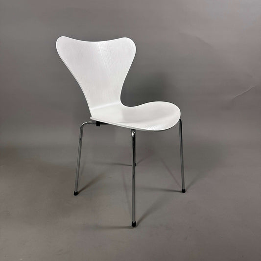 Fritz Hansen Serie 7 Stapelstuhl mit weiß lasierter Holzsitzschale und Chromgestell, neuwertig