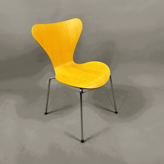 Fritz Hansen Serie 7 Stapelstuhl mit Holzsitzschale und Chromgestell gelb