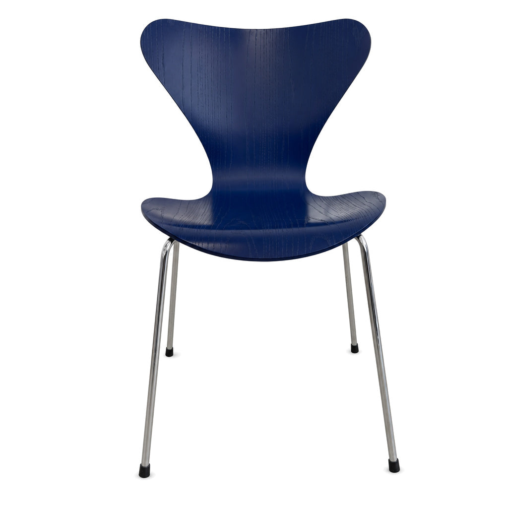 Fritz Hansen Serie 7 Stapelstuhl mit blauer Holzschale und verchromtem Vierbeingestell auf weißem Hintergrund.
