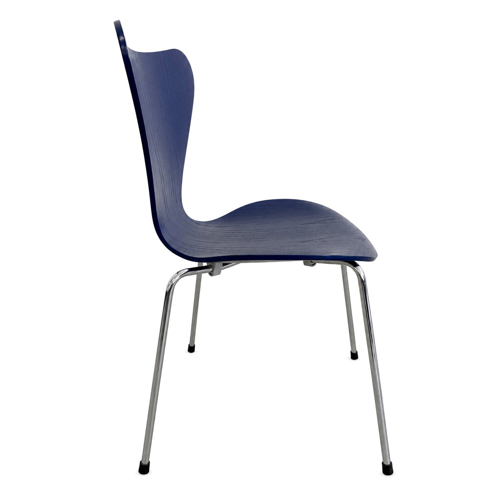 Fritz Hansen Serie 7 Stapelstuhl in Blau mit geschwungener Holzschale und verchromtem Metallgestell.