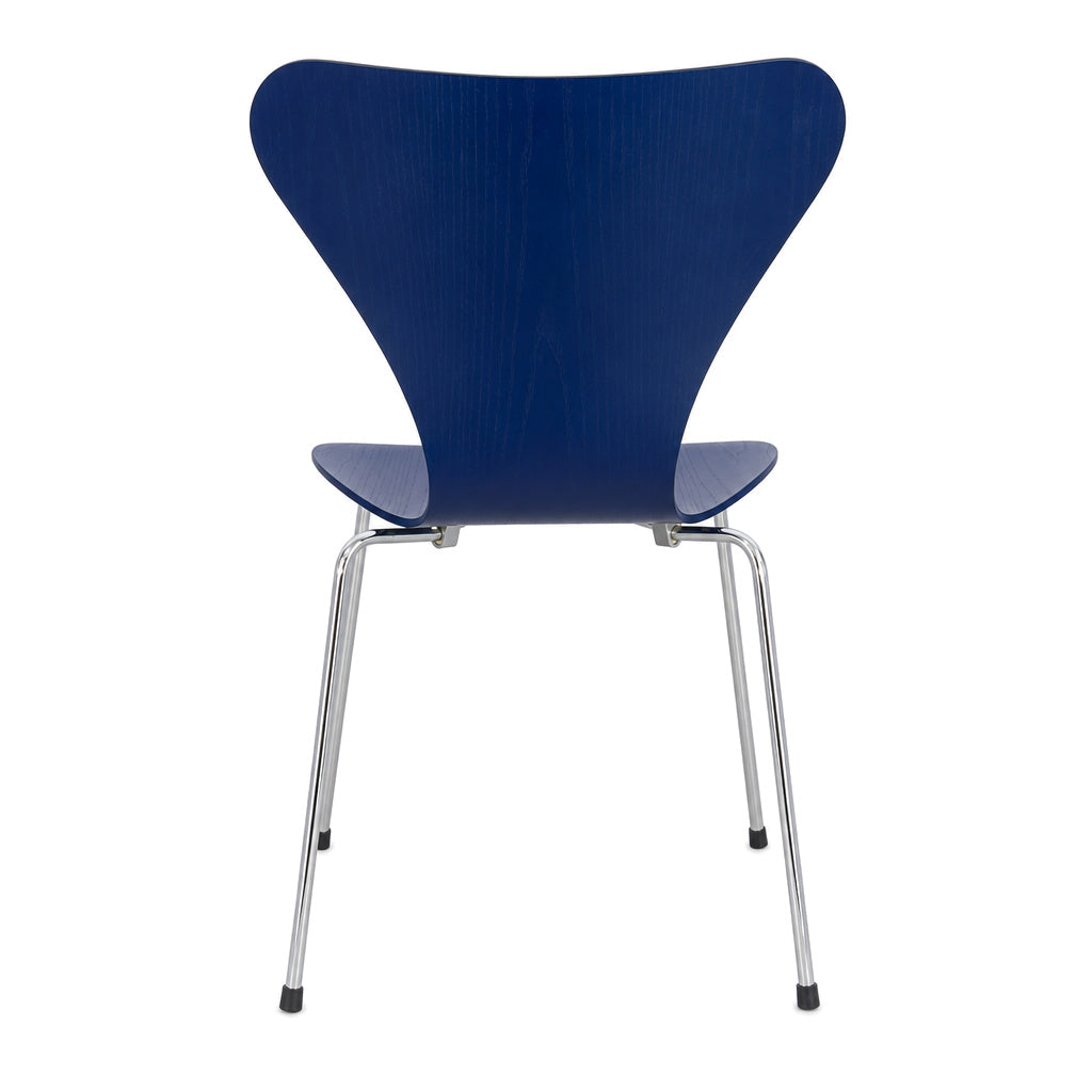 Fritz Hansen Serie 7 Stapelstuhl mit blauer Holzschale und verchromtem Untergestell in Rückansicht.