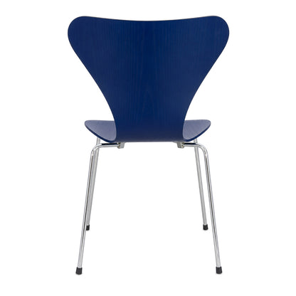 Fritz Hansen Serie 7 Stapelstuhl mit blauer Holzschale und verchromtem Untergestell in Rückansicht.