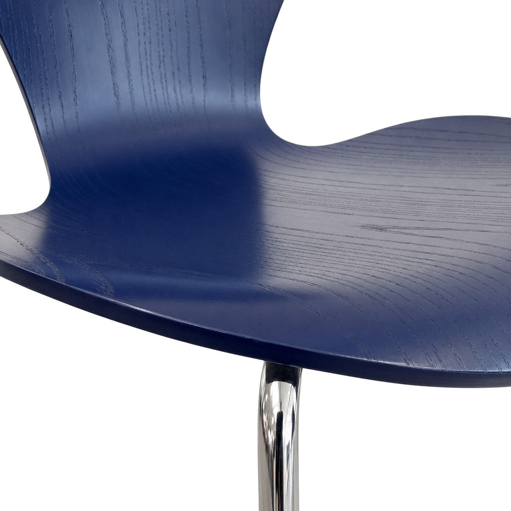 Blauer Fritz Hansen Serie 7 Stuhl mit geschwungener Holzschale und glänzendem Chromgestell.