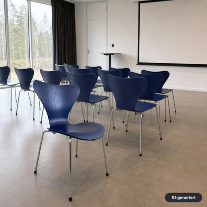 Fritz Hansen Serie 7 Stapelstühle mit blauer Holzschale und verchromtem Untergestell in einem modernen Konferenzraum.