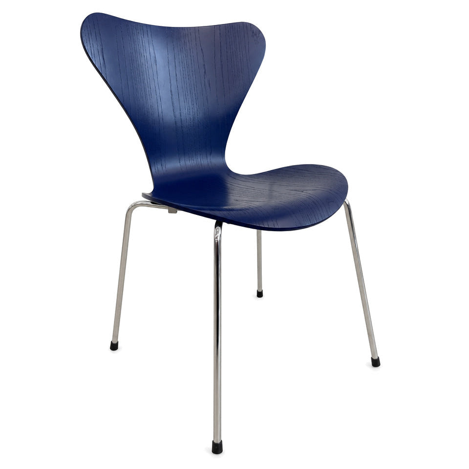 Fritz Hansen Serie 7 Stapelstuhl mit blauer Holzschale und verchromtem Untergestell auf weißem Hintergrund.