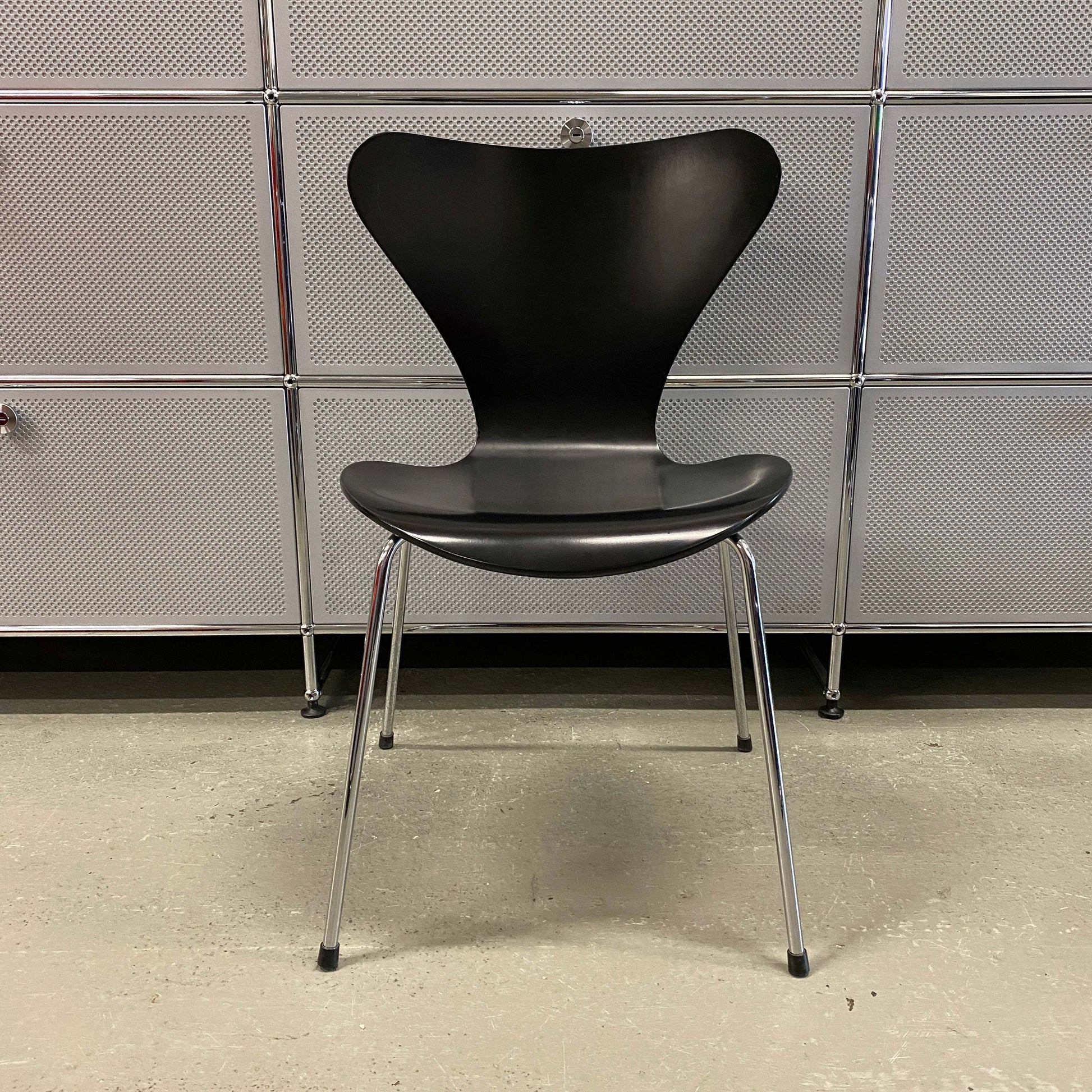 Fritz Hansen Serie 7 black lacquered wood chair with chrome legs