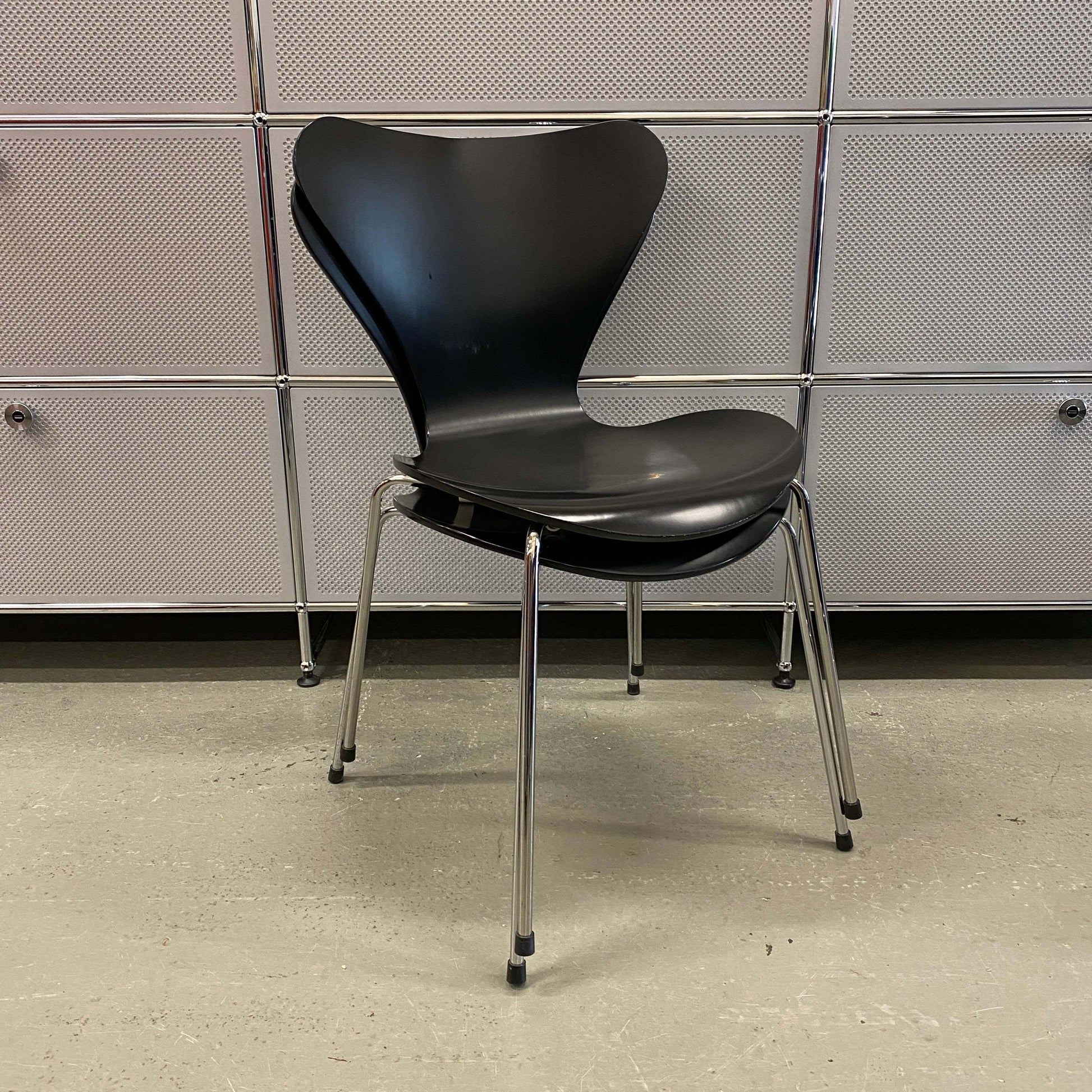 Fritz Hansen Serie 7 stackable chair with black lacquered wooden seat shell and chrome frame