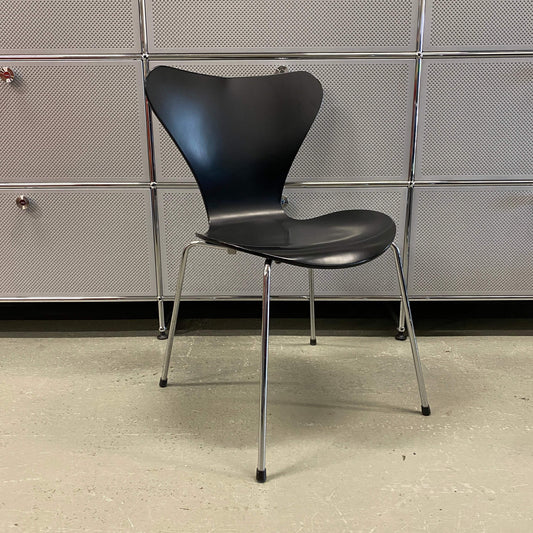 Fritz Hansen Serie 7 black lacquered wooden chair with chrome legs