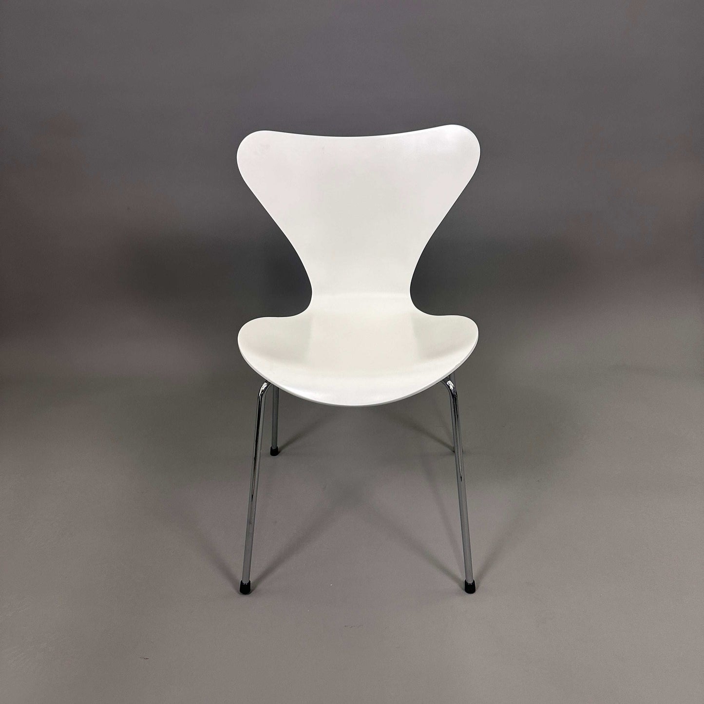 Fritz Hansen Serie 7 white stackable chair with lacquered wooden seat and chrome frame