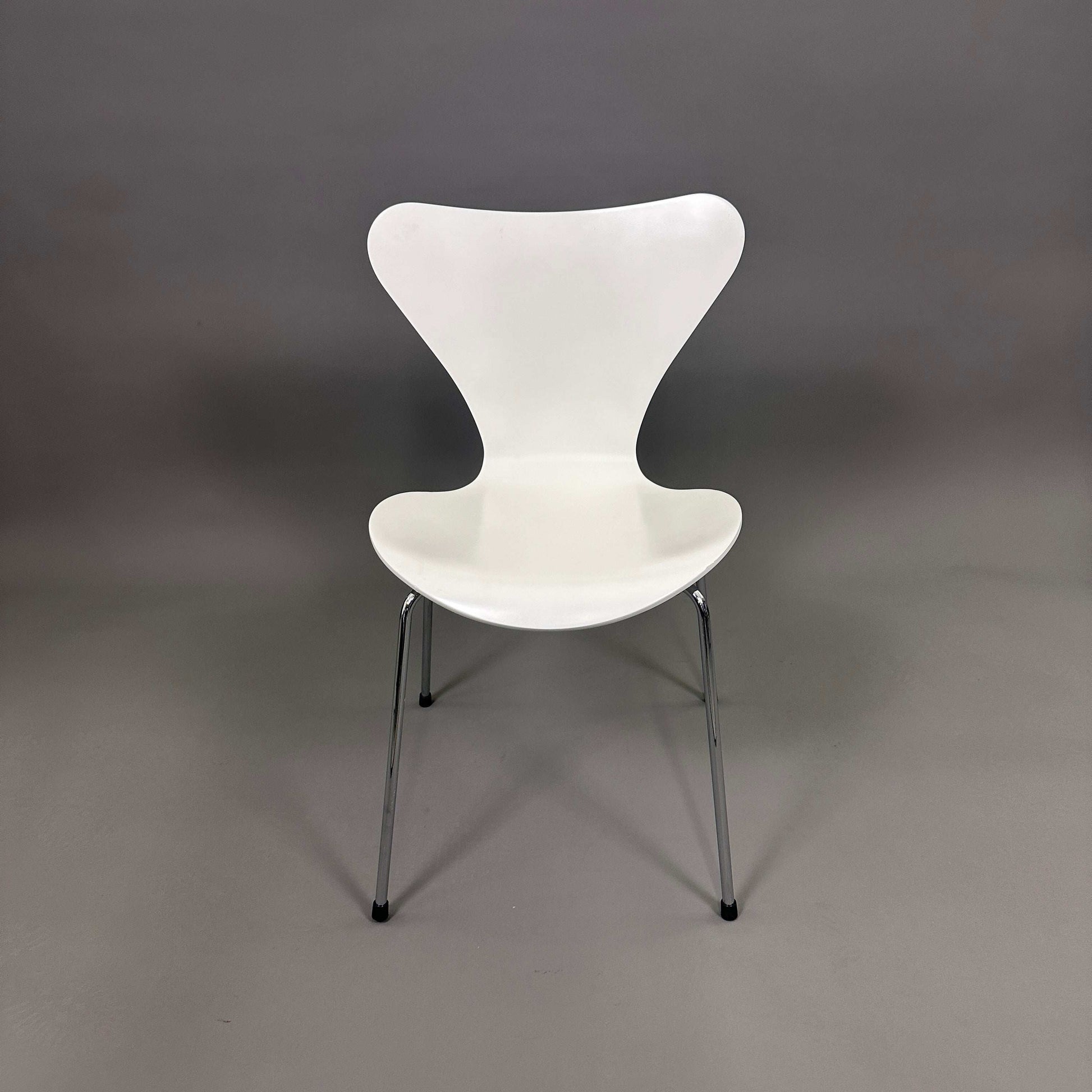 Fritz Hansen Serie 7 white stackable chair with lacquered wooden seat and chrome frame