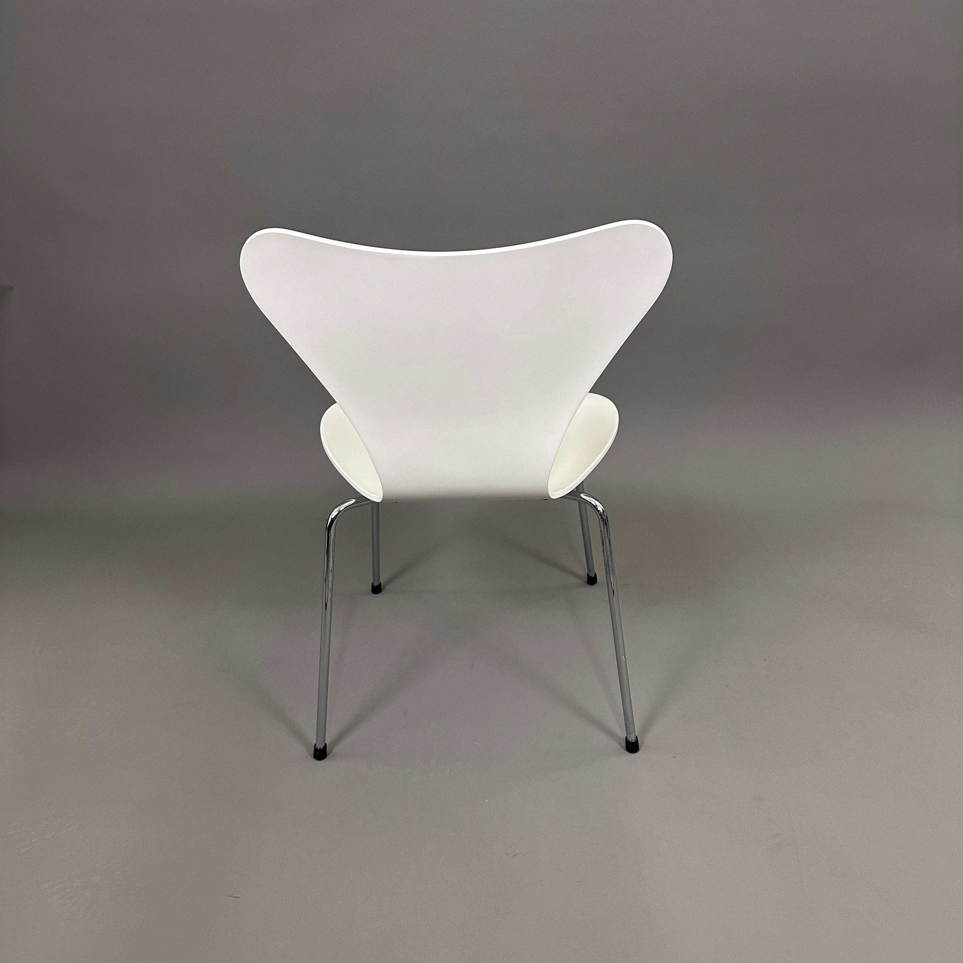 Fritz Hansen Serie 7 white stackable chair with white lacquered wood seat and chrome legs