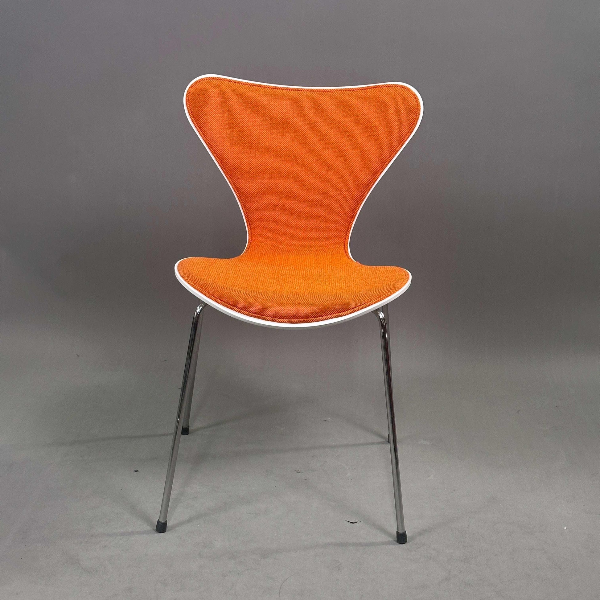Fritz Hansen Serie 7 Stapelstuhl mit weißer Holzschale und orangefarbener Polsterung, Chromgestell