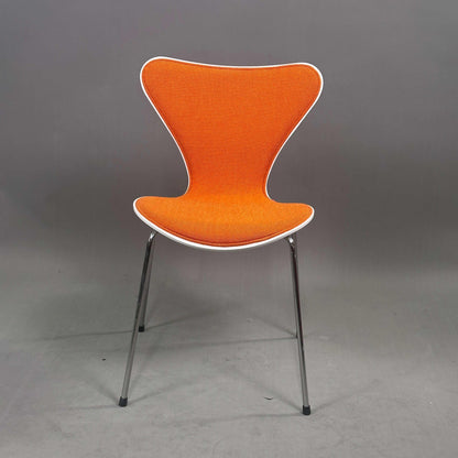 Fritz Hansen Serie 7 Stapelstuhl mit weißer Holzschale und orangefarbener Polsterung, Chromgestell