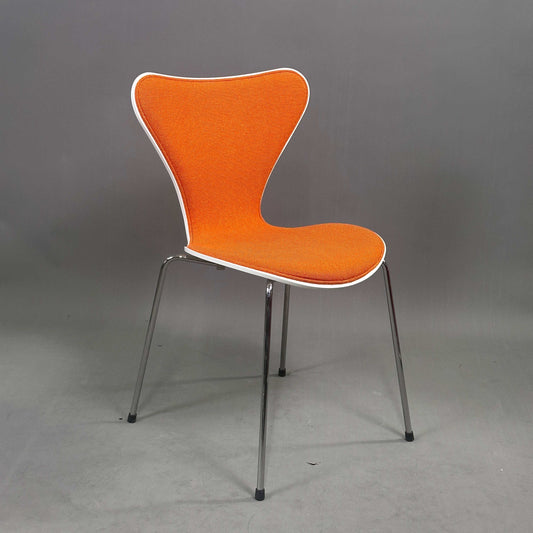 Fritz Hansen Serie 7 Stapelstuhl mit weißer Holzsitzschale und orange gepolstertem Sitz, Chromgestell