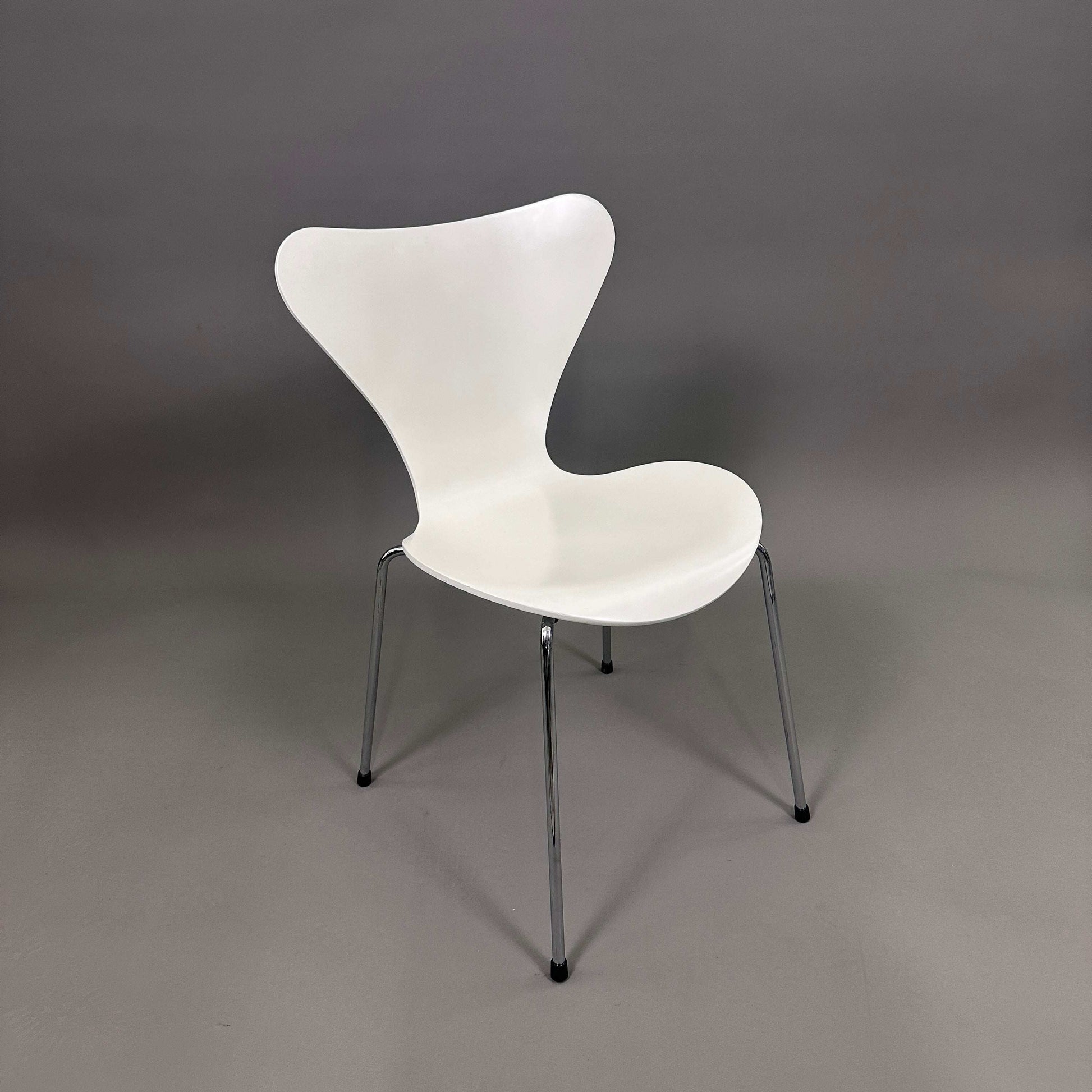 White Fritz Hansen Serie 7 chair with wooden seat shell and chrome legs