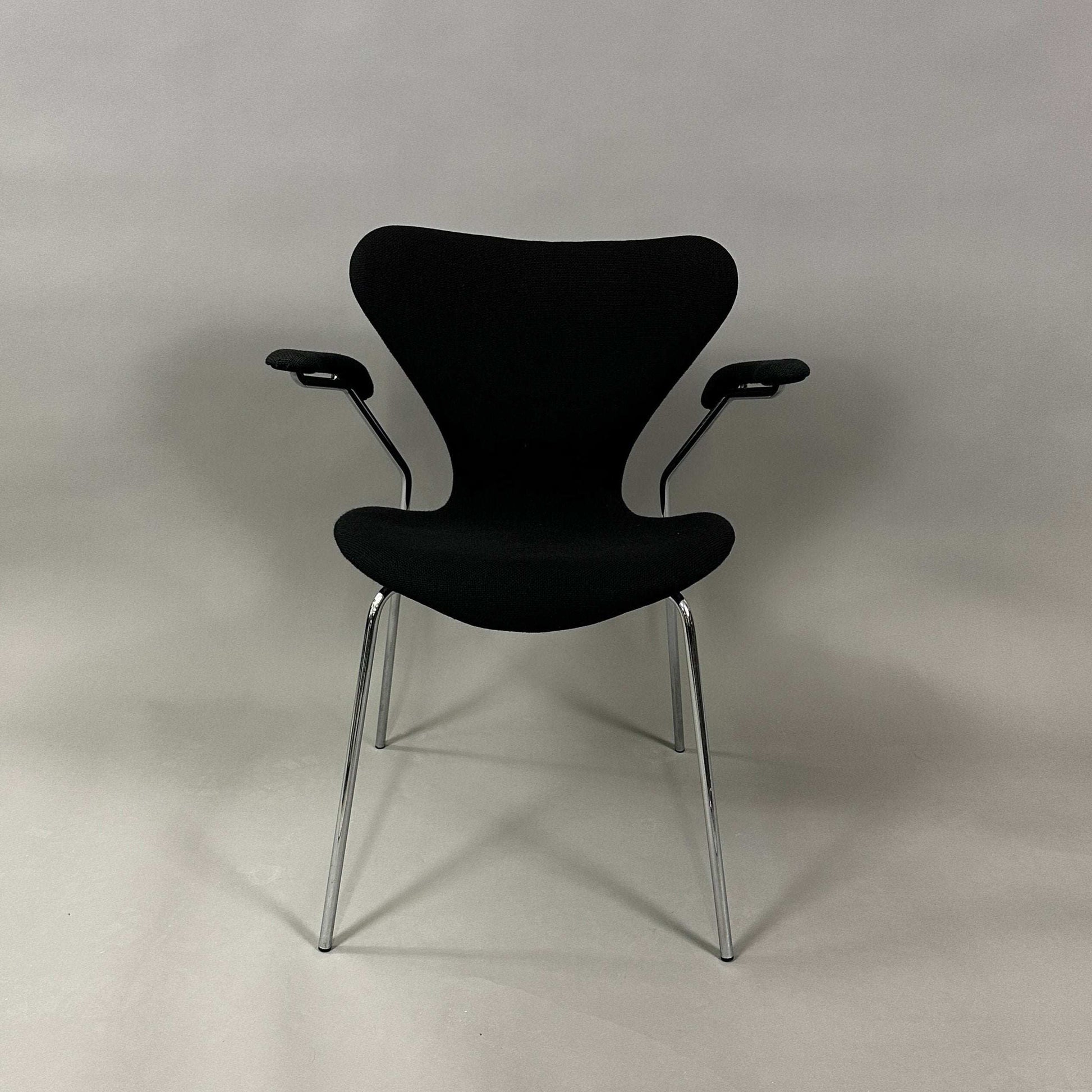 Fritz Hansen Serie 7 Stuhl mit gepolsterter schwarzer Stoffsitzfläche und verchromtem Stahlrohrgestell mit Armlehnen