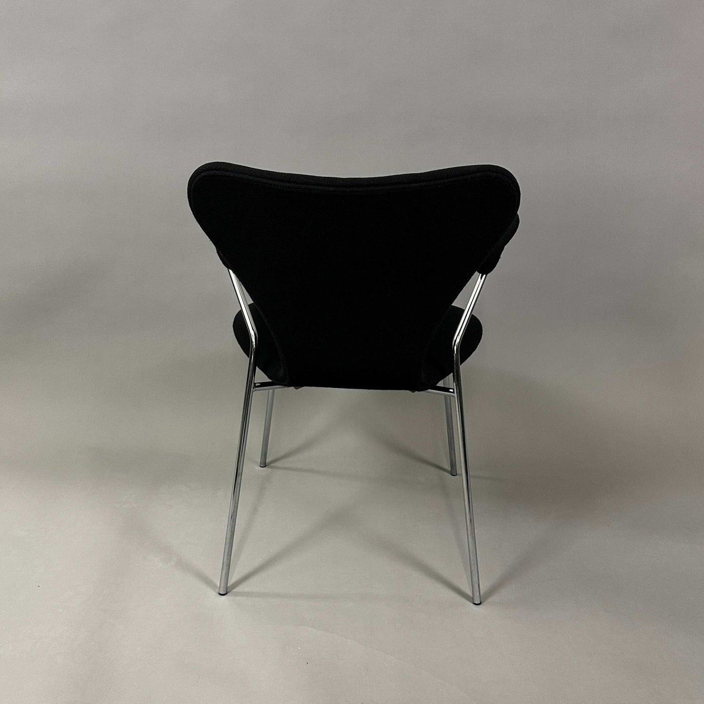 Fritz Hansen Serie 7 Stuhl gepolstert schwarz mit verchromtem Stahlrohrgestell und Armlehnen