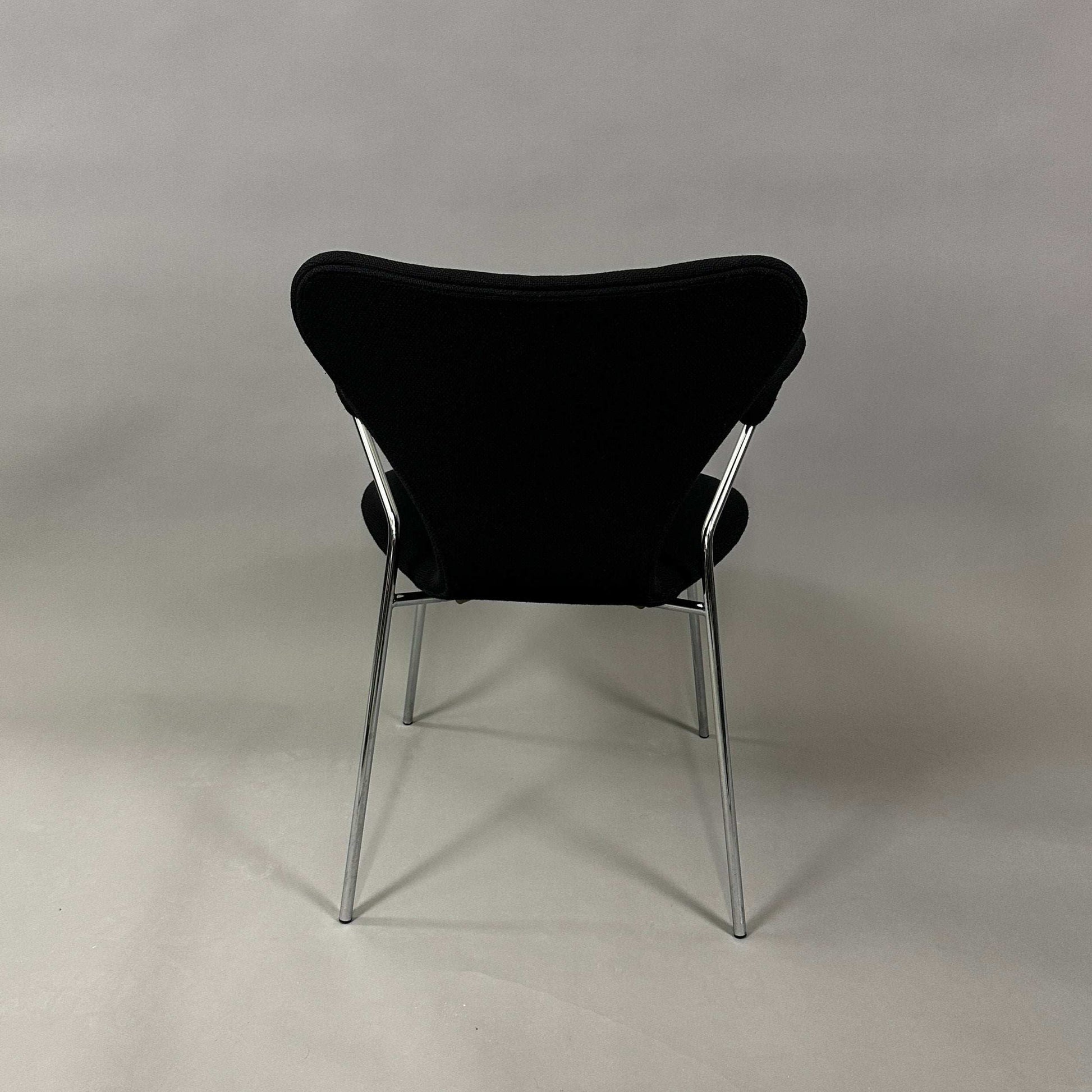 Fritz Hansen Serie 7 Stuhl gepolstert schwarz mit verchromtem Stahlrohrgestell und Armlehnen