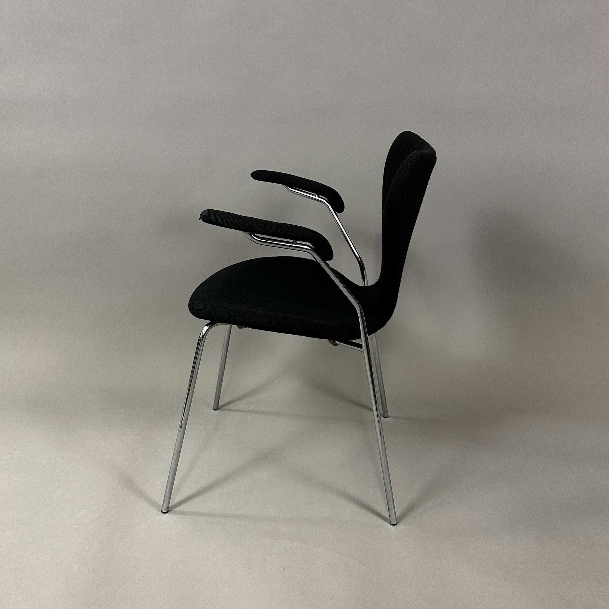 Fritz Hansen Serie 7 gepolsterter schwarzer Stuhl mit Stoffbezug und verchromtem Stahlrohrgestell