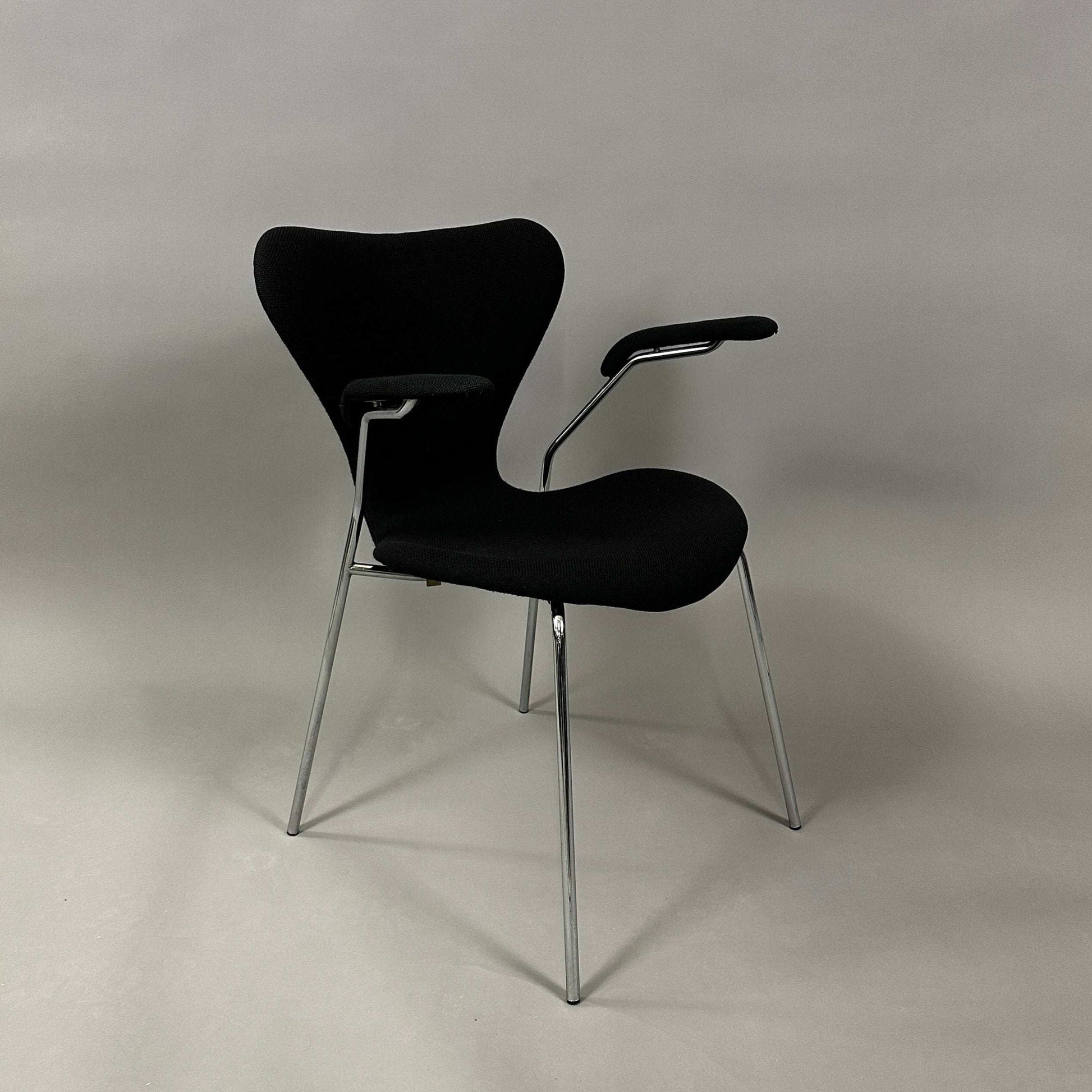 Fritz Hansen Serie 7 Stuhl schwarz gepolstert mit Armlehnen und verchromtem Stahlrohrgestell