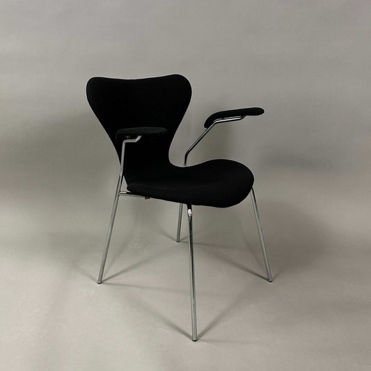 Fritz Hansen Serie 7 Stuhl schwarz gepolstert mit Armlehnen und verchromtem Stahlrohrgestell