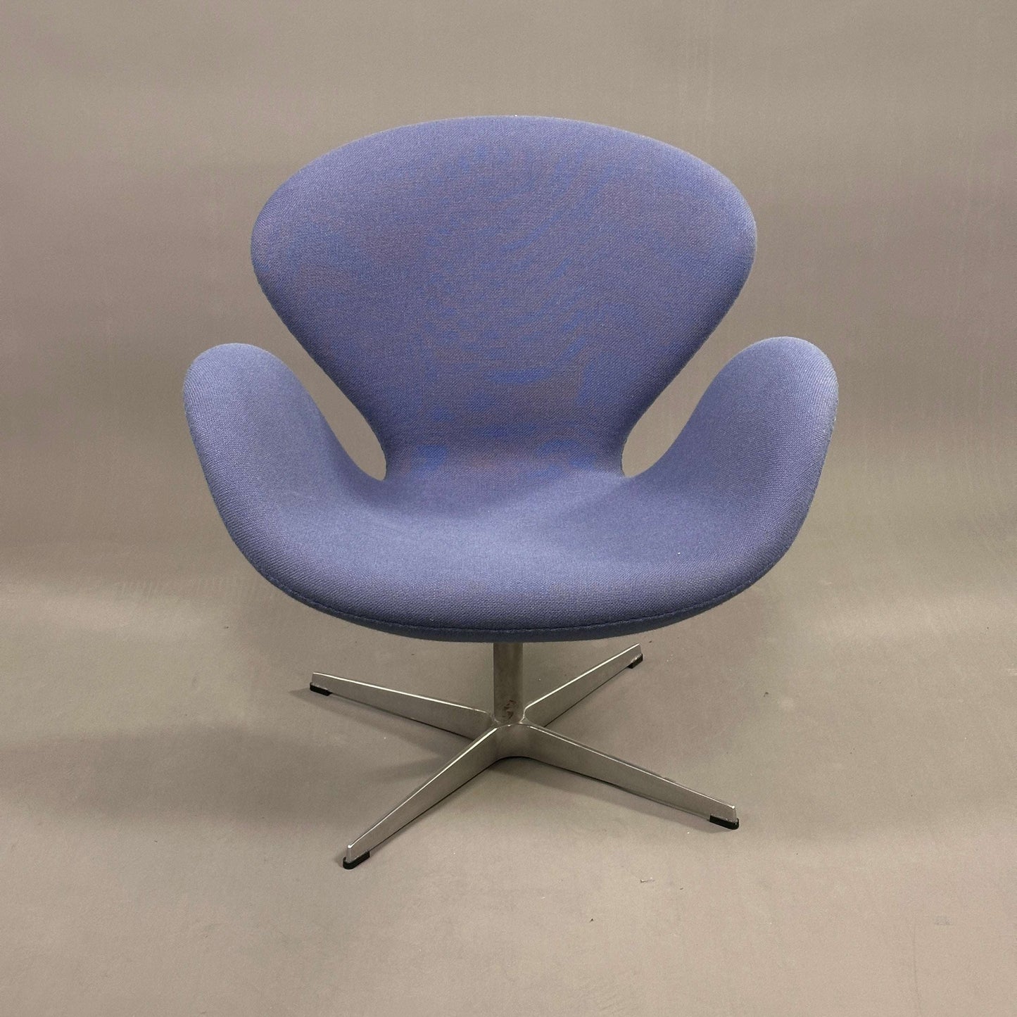 Fritz Hansen Swan Chair Hellblau mit Metallgestell und Arne Jacobsen Design