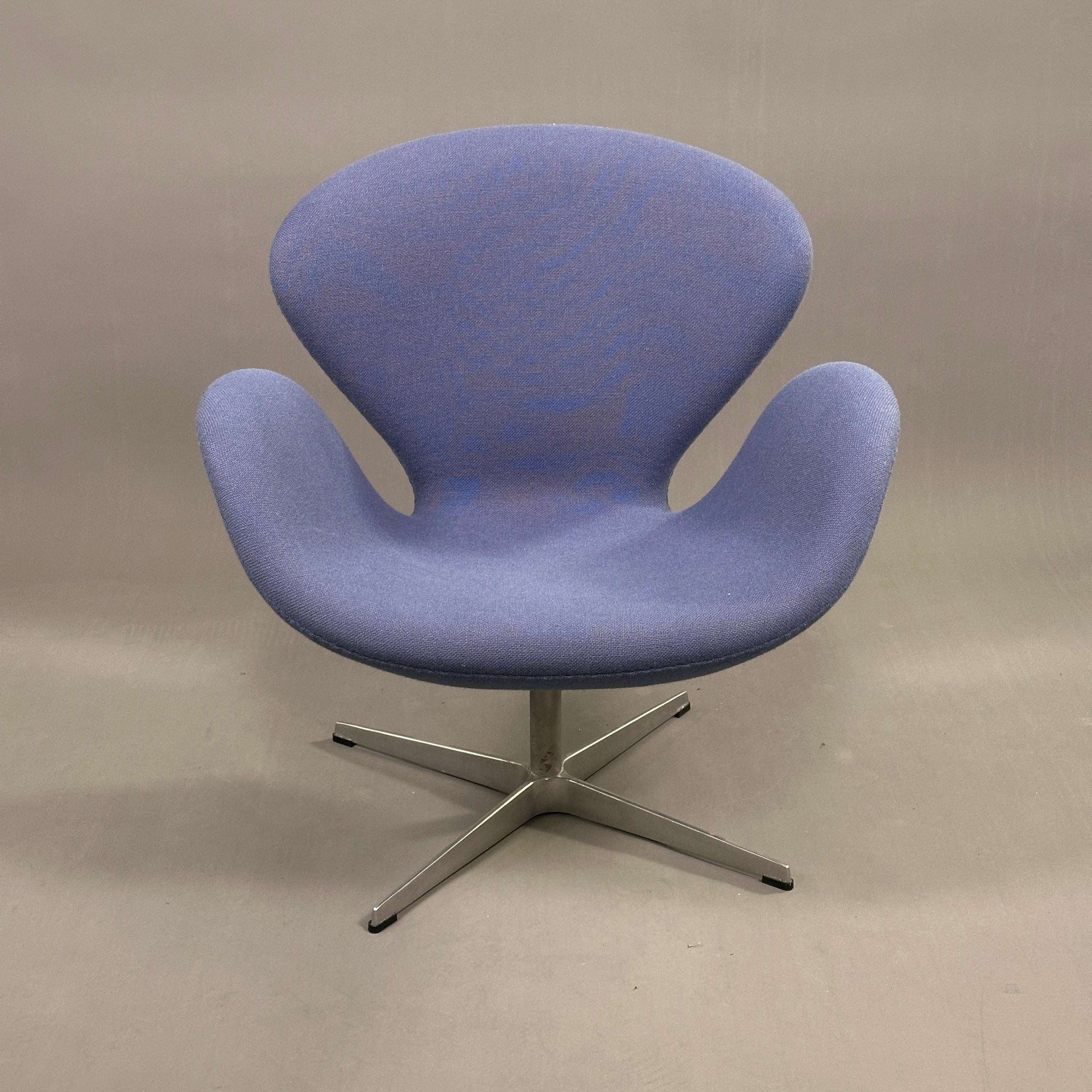 Fritz Hansen Swan Chair Hellblau mit Metallgestell und Arne Jacobsen Design