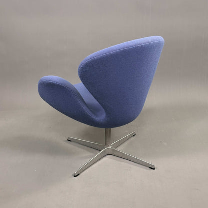 Fritz Hansen Swan Chair in hellblau mit Metallgestell und Arne Jacobsen Design