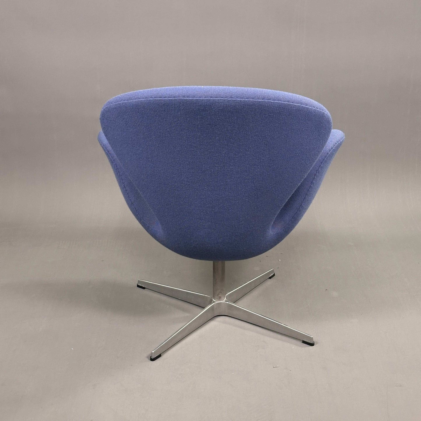 Fritz Hansen Swan Chair hellblau mit Metallgestell von Arne Jacobsen, Modell 3320, Rückansicht