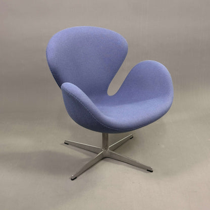 Hellblauer Fritz Hansen Swan Chair Modell 3320 von Arne Jacobsen mit Metallgestell und 77x74x68 cm Maßen