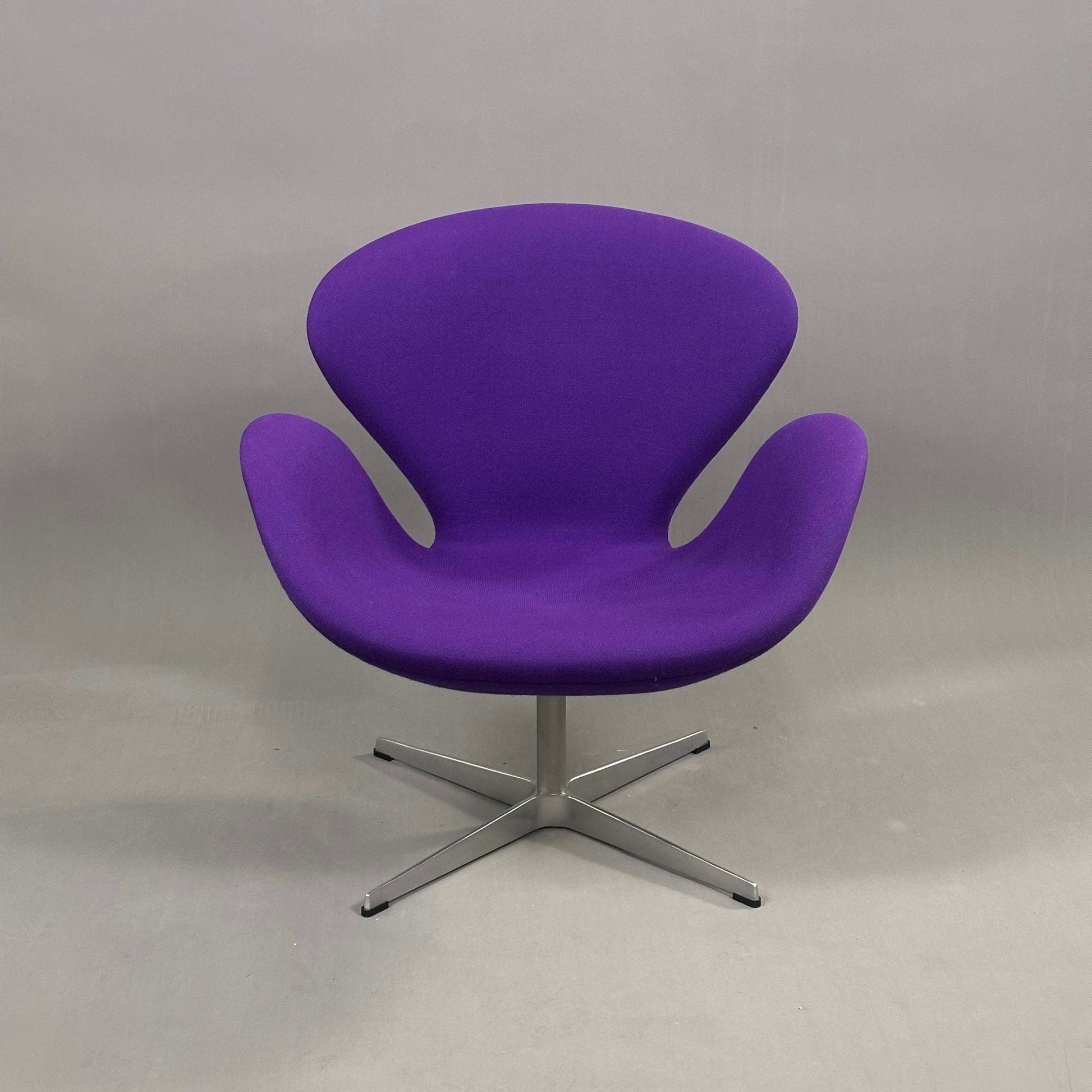 Fritz Hansen Swan Chair lila mit Metallgestell und ergonomischem Design von Arne Jacobsen, Modell 3320.