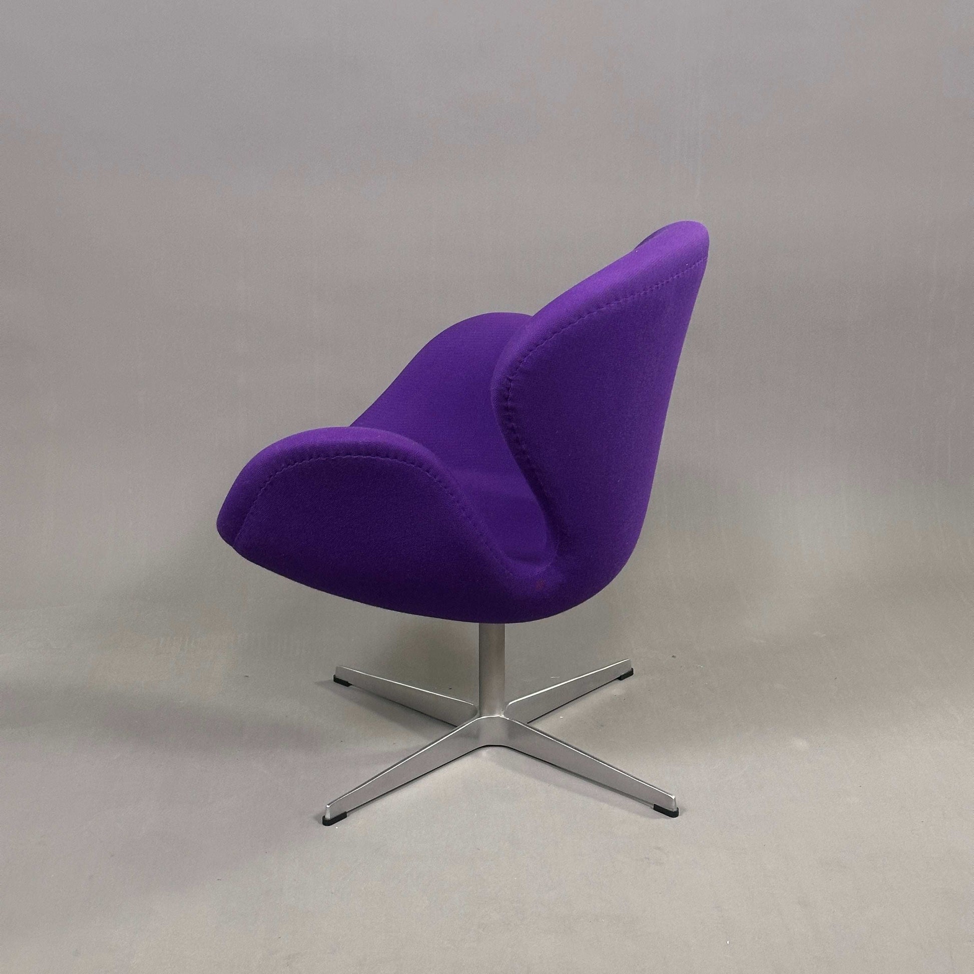 Fritz Hansen Swan Chair Modell 3320 lila Bezug mit Metallgestell und Armlehnenhöhe 58 cm