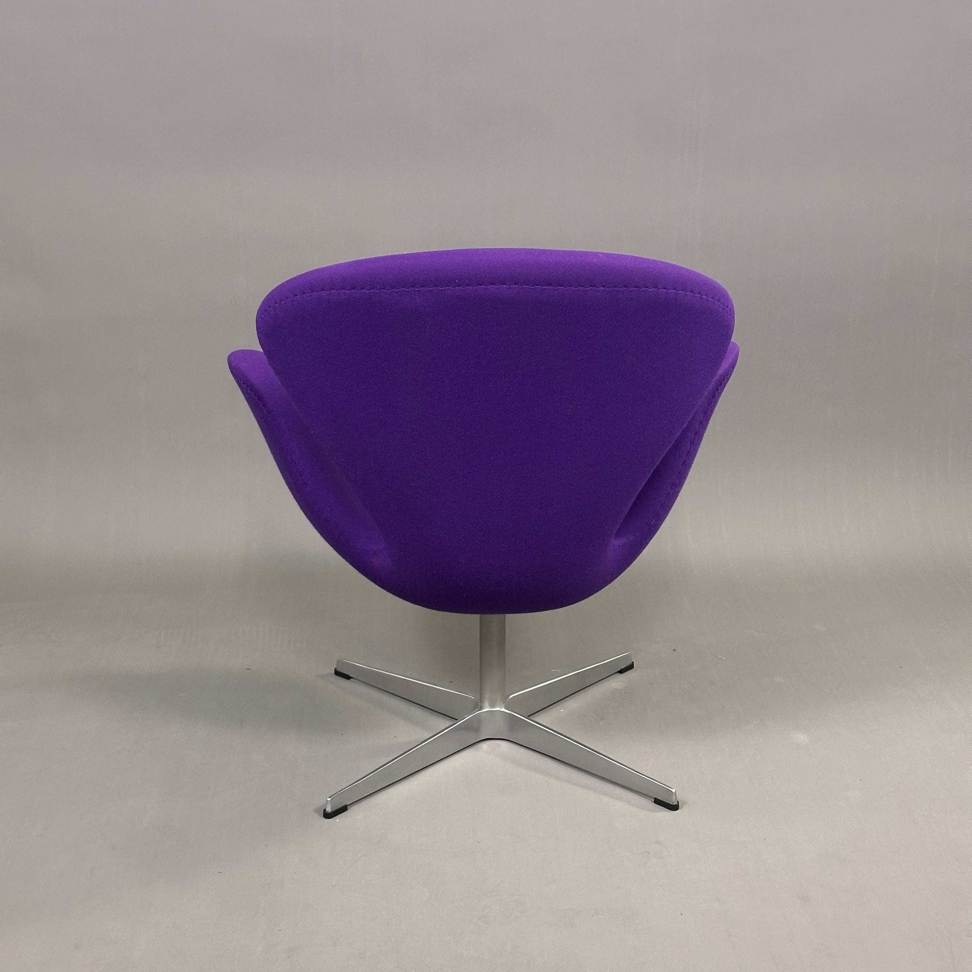 Fritz Hansen Swan Chair in lila mit Metallgestell und Armlehnen, Design von Arne Jacobsen, Modell 3320