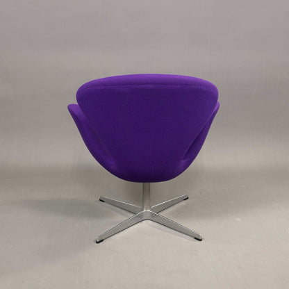 Fritz Hansen Swan Chair in lila mit Metallgestell und Armlehnen, Design von Arne Jacobsen, Modell 3320