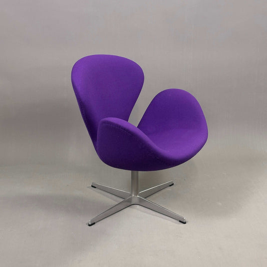 Fritz Hansen Swan Chair in lila mit Metallgestell und elegantem Design von Arne Jacobsen
