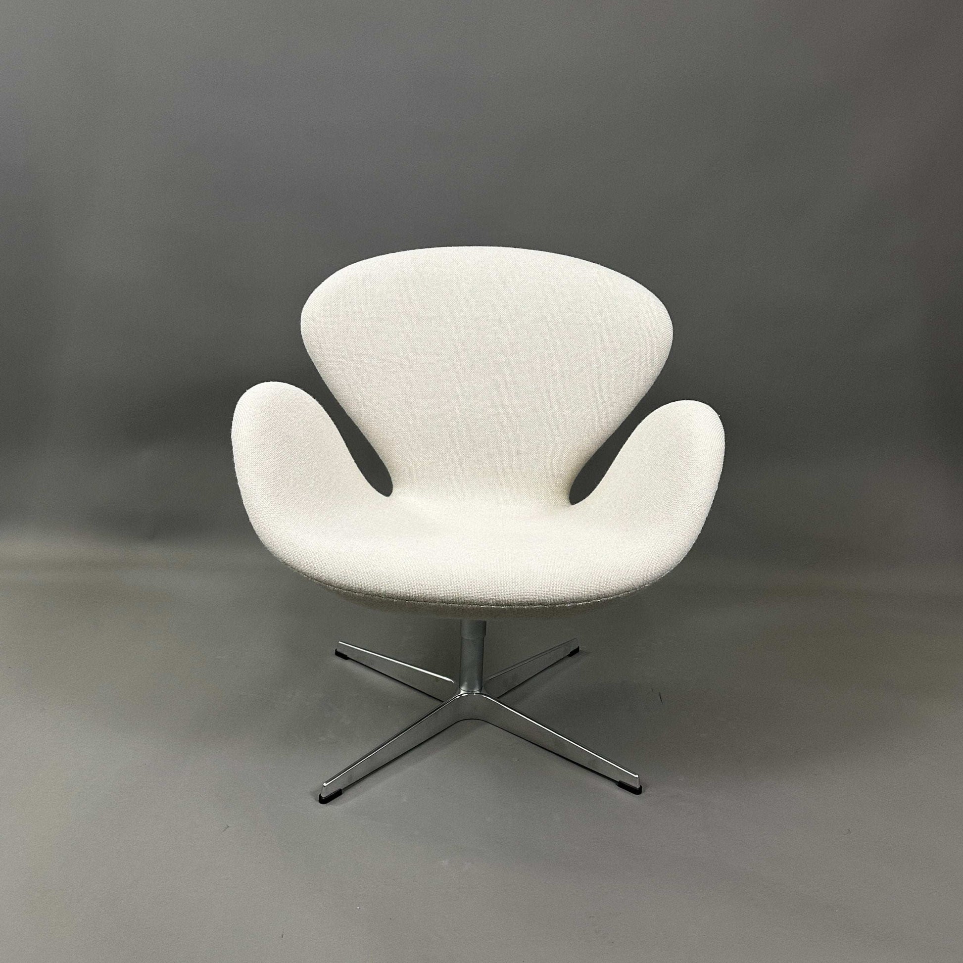 Fritz Hansen Swan Chair hellbeige mit Aluminiumgestell und Hallingdal-Bezug, modernes Design von Arne Jacobsen