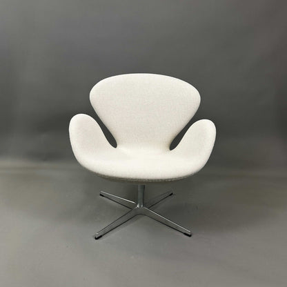 Fritz Hansen Swan Chair hellbeige mit Aluminiumgestell und Hallingdal-Bezug, modernes Design von Arne Jacobsen