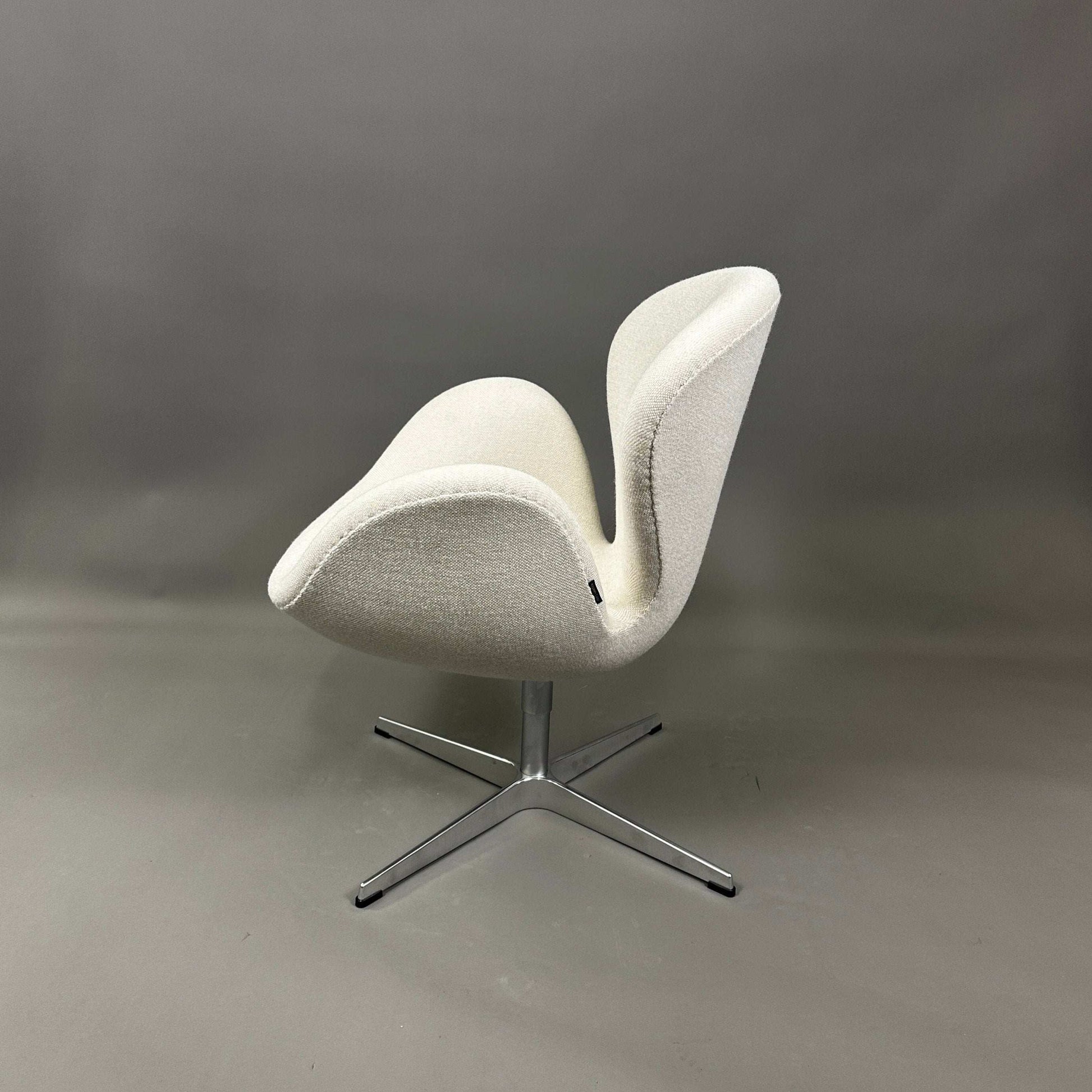 Fritz Hansen Swan Chair hellbeige mit Hallingdal Bezug und poliertem Aluminiumgestell, modernes Design von Arne Jacobsen