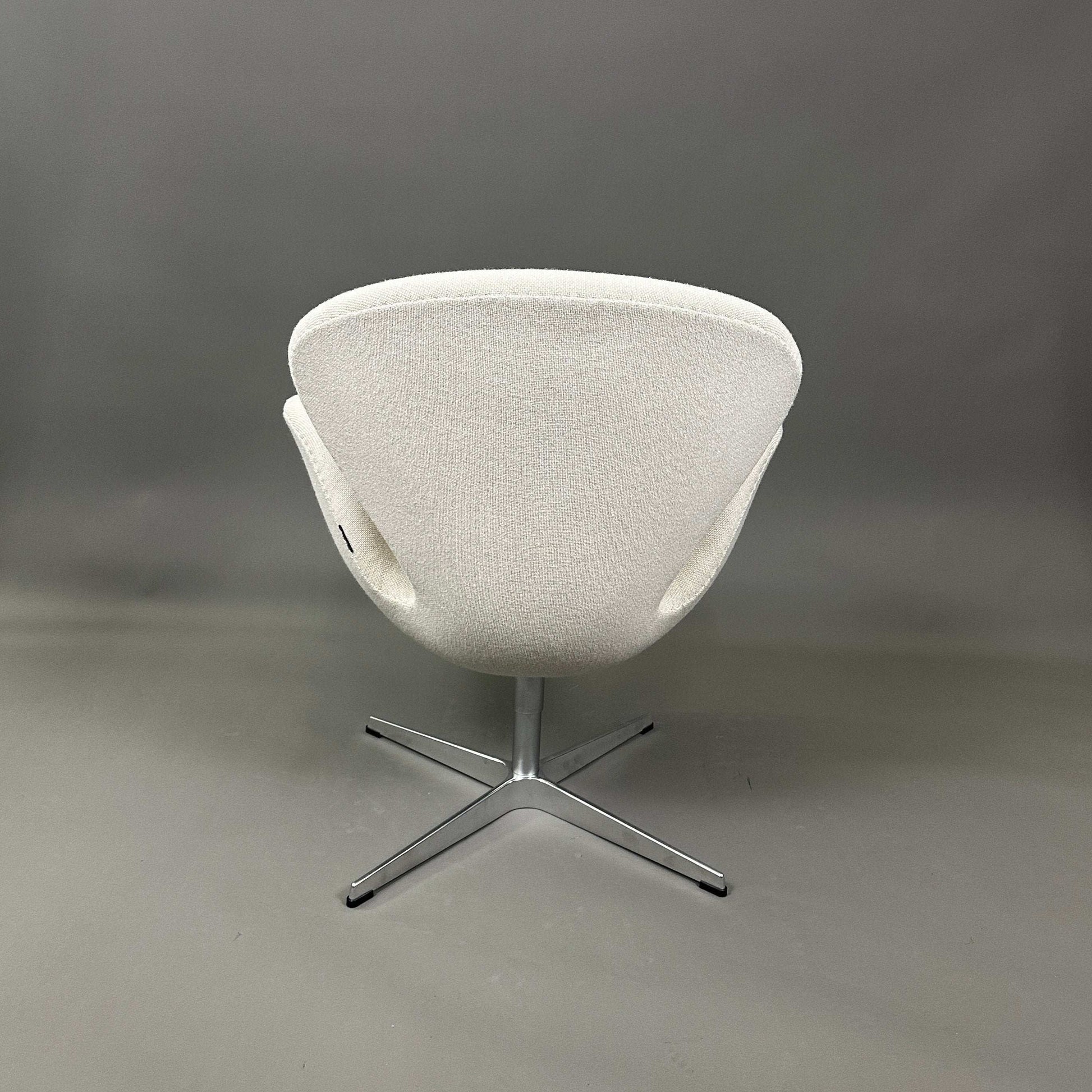 Fritz Hansen Swan Chair hellbeige mit Hallingdal Bezug und poliertem Aluminiumgestell, Modell 3320 von Arne Jacobsen, Rückansicht