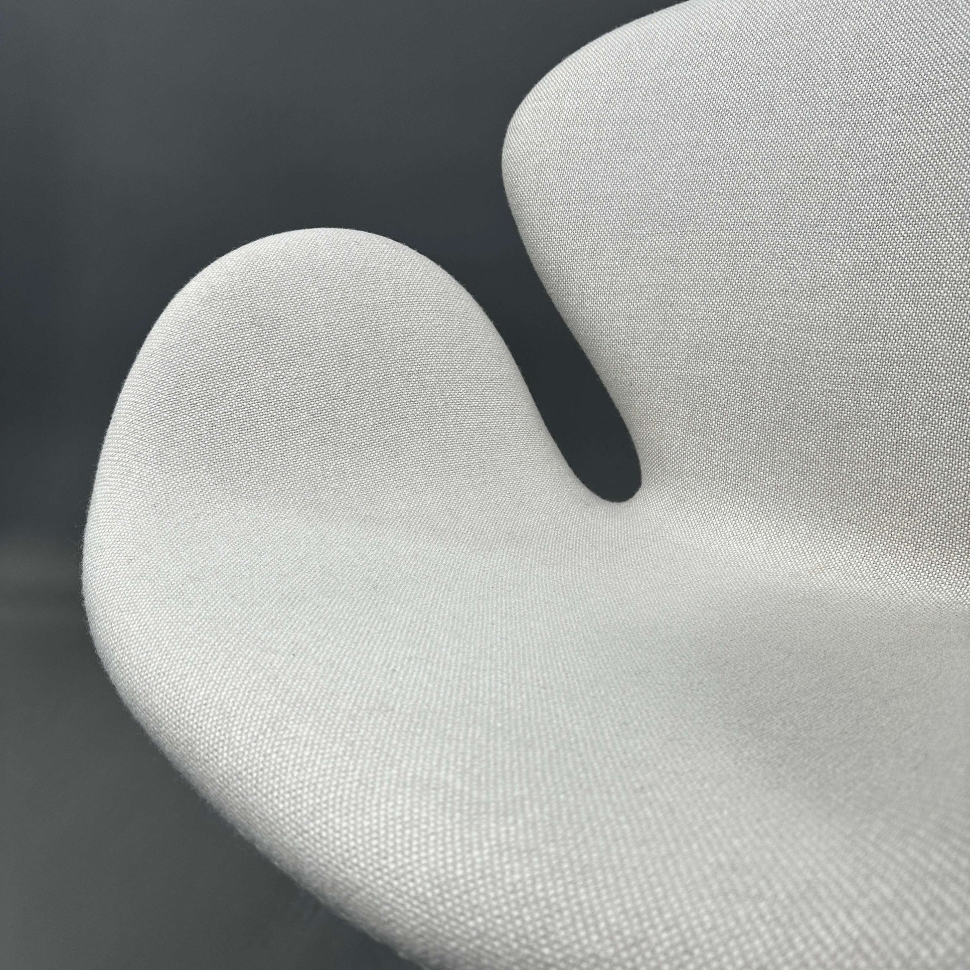 Nahaufnahme des hellbeigen Fritz Hansen Swan Chairs mit Hallingdal-Bezug und poliertem Aluminiumgestell