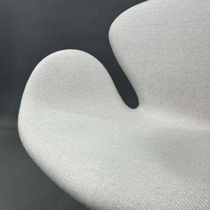 Nahaufnahme des hellbeigen Fritz Hansen Swan Chairs mit Hallingdal-Bezug und poliertem Aluminiumgestell