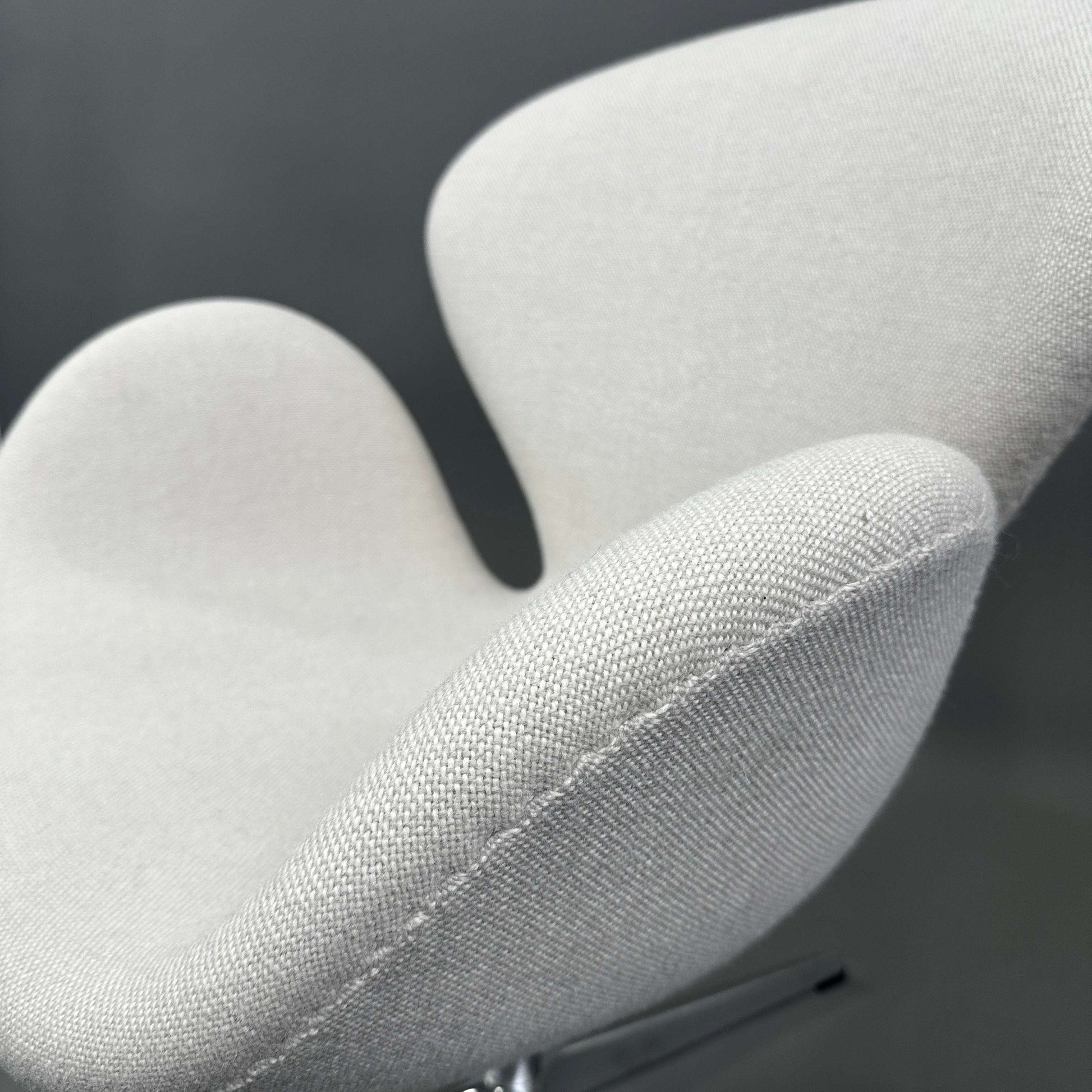 Fritz Hansen Swan Chair hellbeige aus Hallingdal Stoff mit poliertem Aluminiumgestell von Arne Jacobsen
