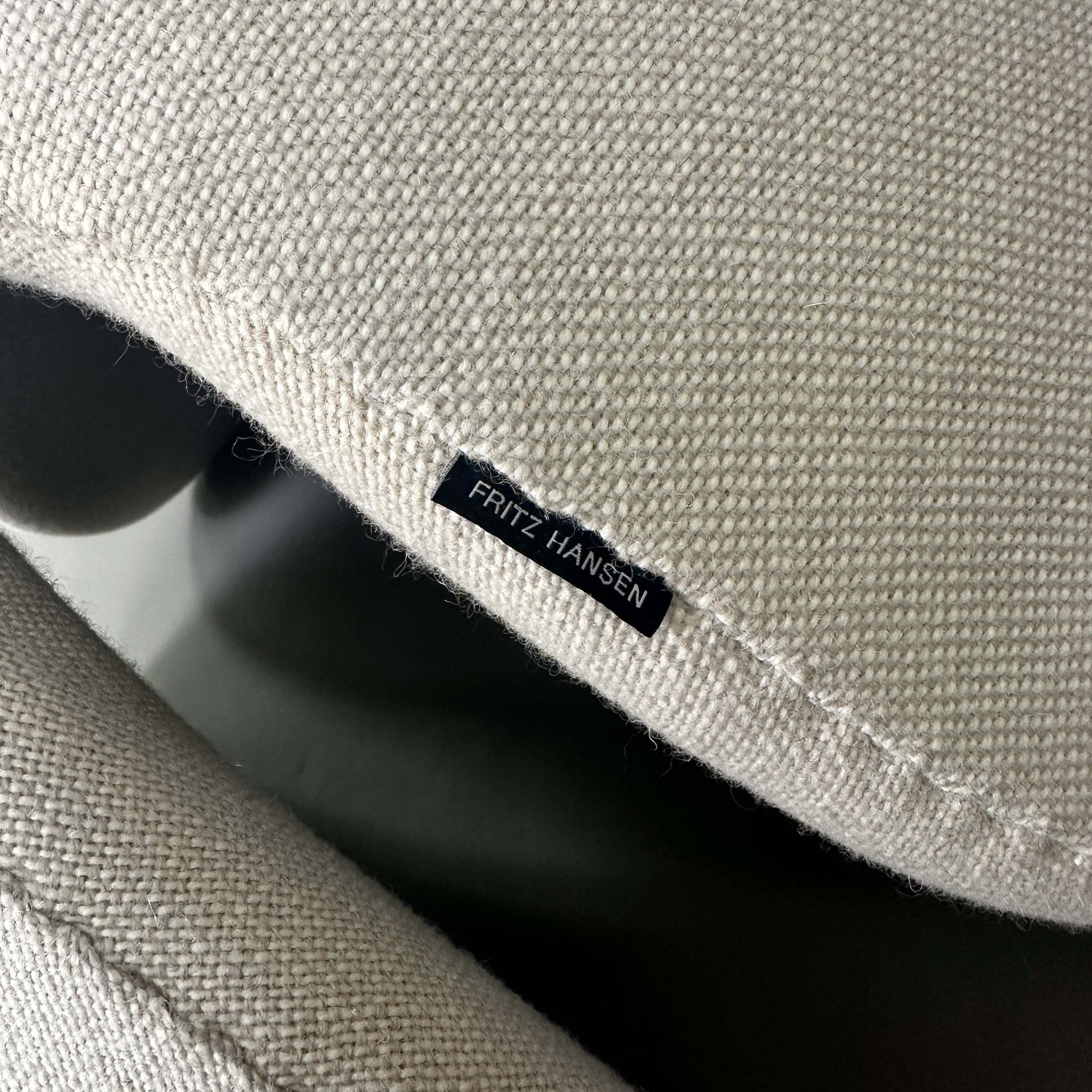Fritz Hansen Swan Chair hellbeige Stoffbezug Hallingdal mit schwarzem Markenlabel und feiner Nahtstruktur