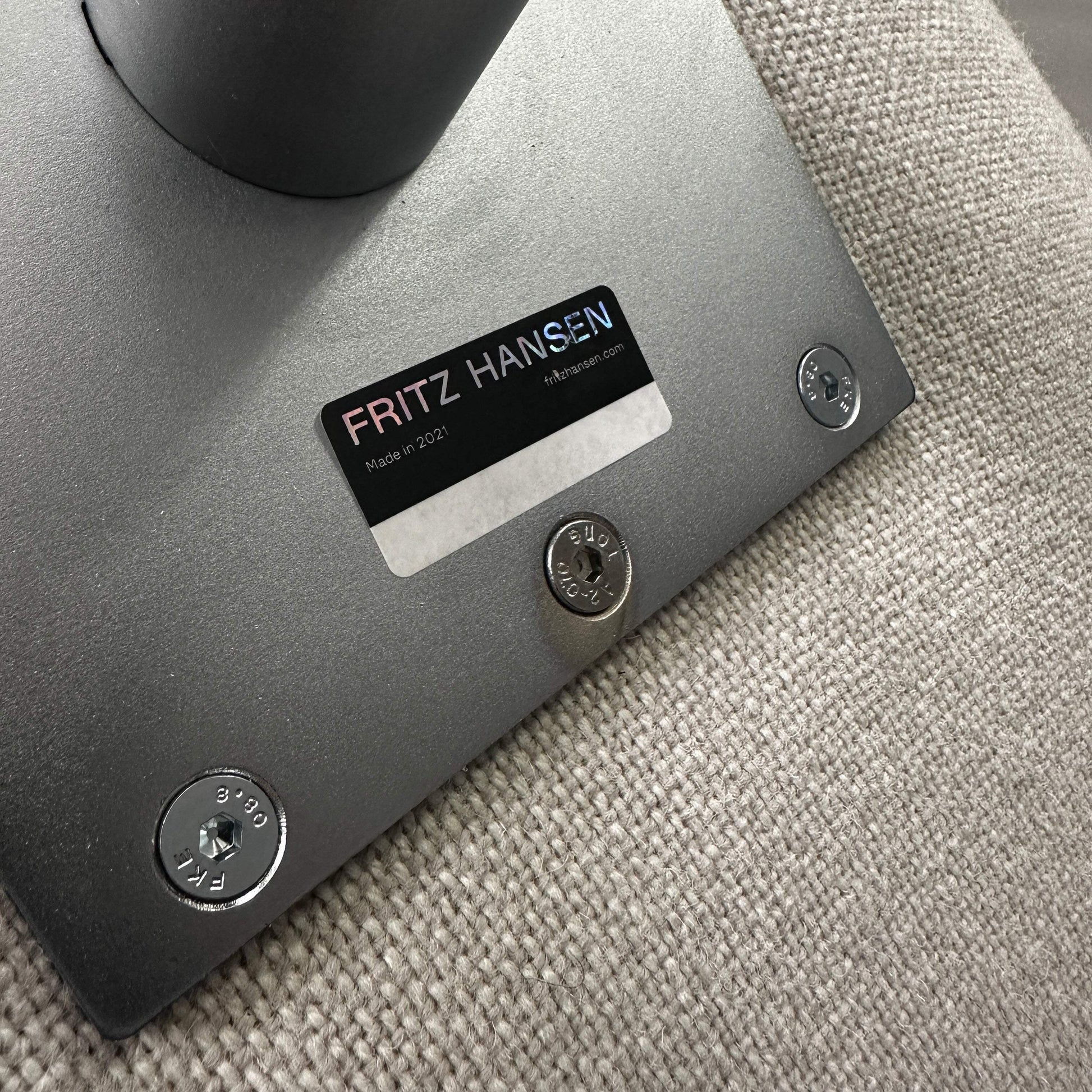 Fritz Hansen Swan Chair hellbeige mit Aluminiumgestell und Hallingdal Bezug Nahaufnahme des Fußes