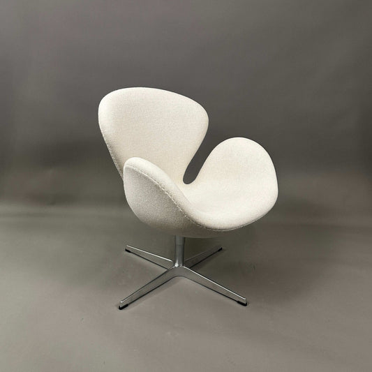 Fritz Hansen Swan Chair hellbeige mit poliertem Aluminiumgestell und Hallingdal Bezug, Design von Arne Jacobsen