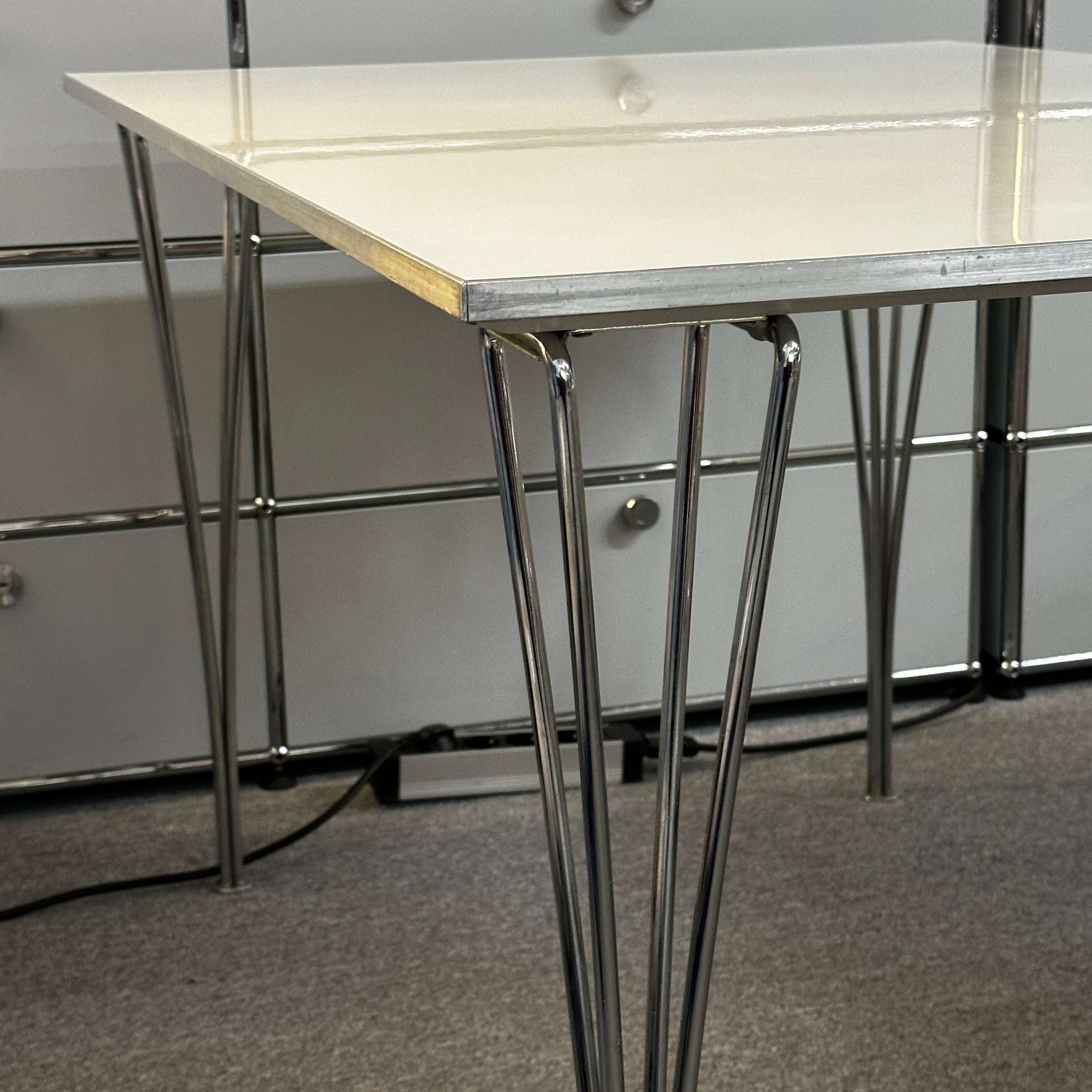 Fritz Hansen Tisch 80x120cm with sleek white top and minimalist metal legs for modern interiors