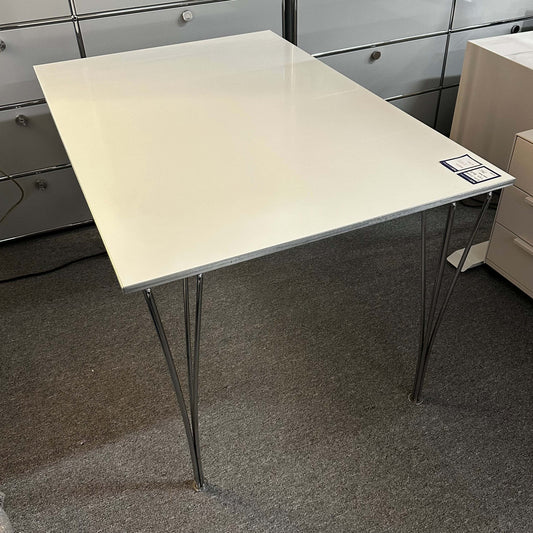 Fritz Hansen Tisch 80x120cm white tabletop with metal legs in modern interior setting