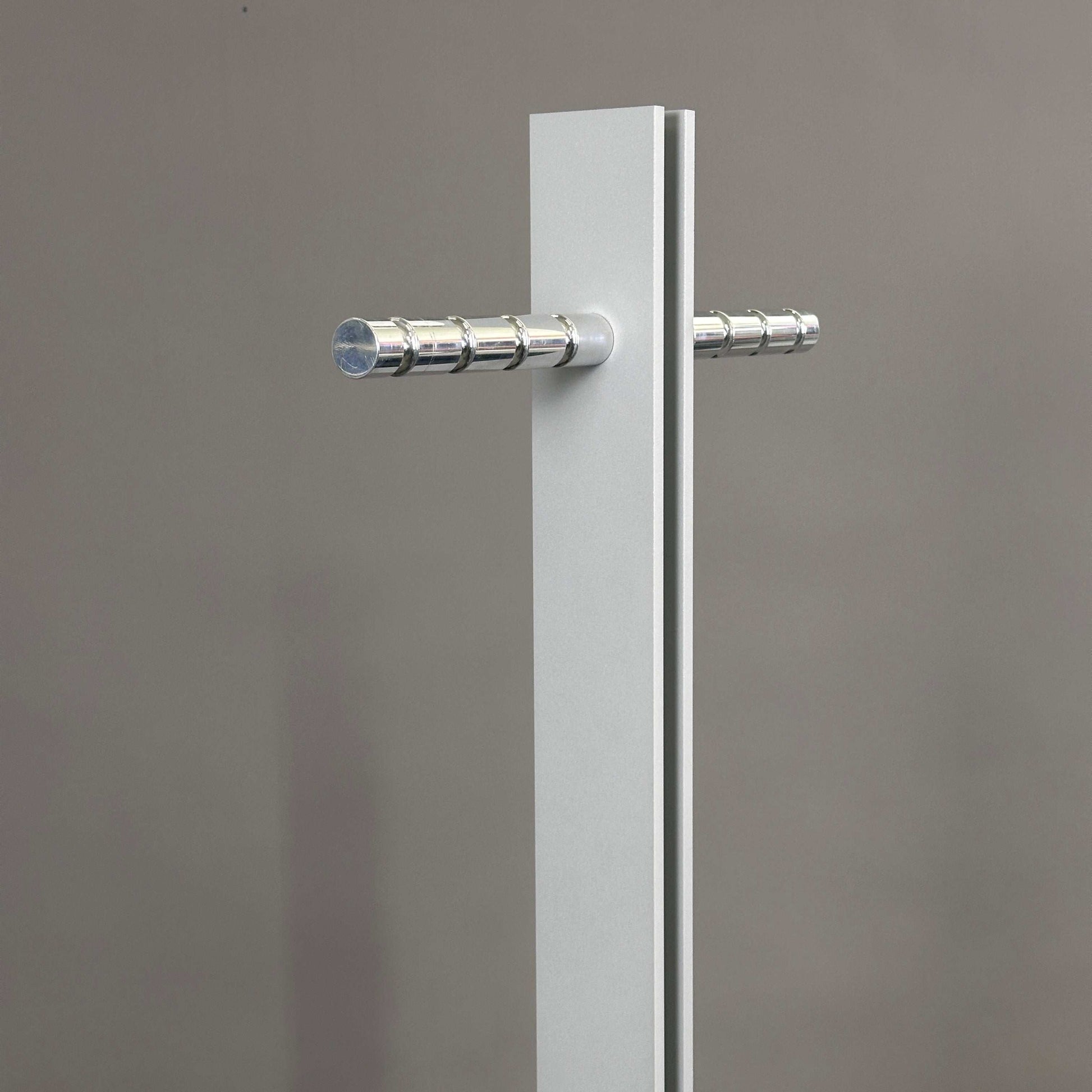 Silver grey Garderobenständer Cascando Standfree coat rack with horizontal pegs against gray background