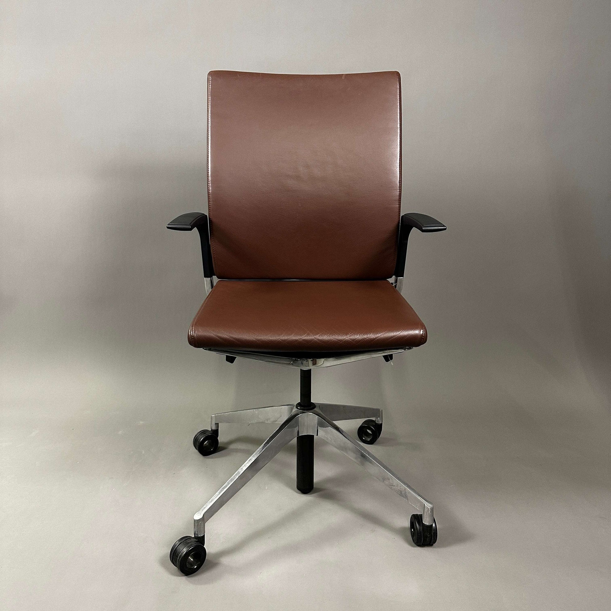 Girsberger Camiro work&meet brown leather office chair with adjustable height and aluminum base